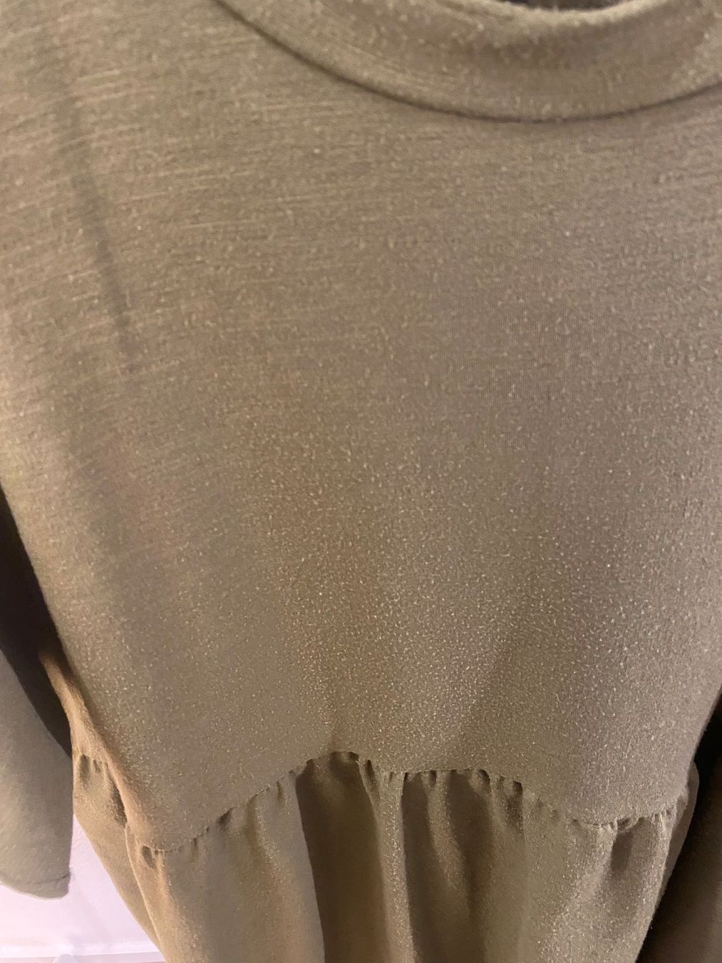 Asos Kleider: Asos Kleid mit Rüsschen Abschluss oliv Gr. 50 – Defekt aus Pratteln von a23_j2gs 8