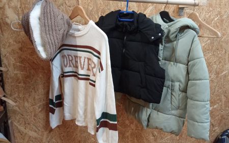 Jacke, Pullover, Weste und Mützen