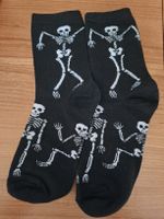 Schwarze Socken mit Skelett Muster