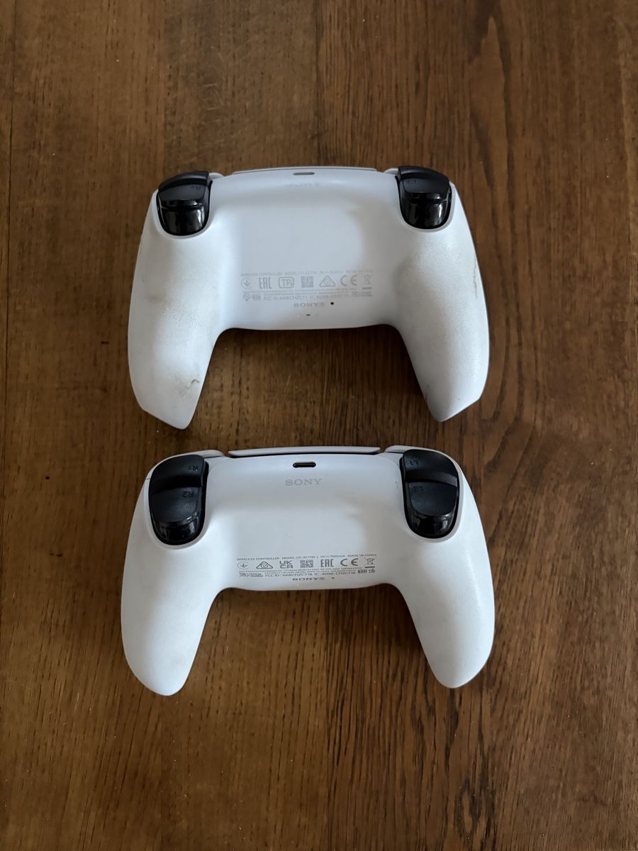 Sony Controller: 2x Sony PlayStation 5 DualSense Controller weiss – Difettoso da Emmenbrücke venduto da Lukee1901 1