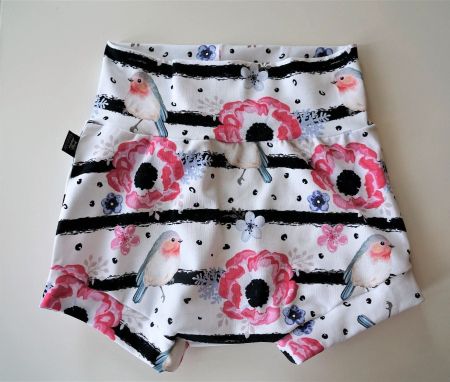 Kurze Hosen mit Blumen/Vogel 110/116 NEU