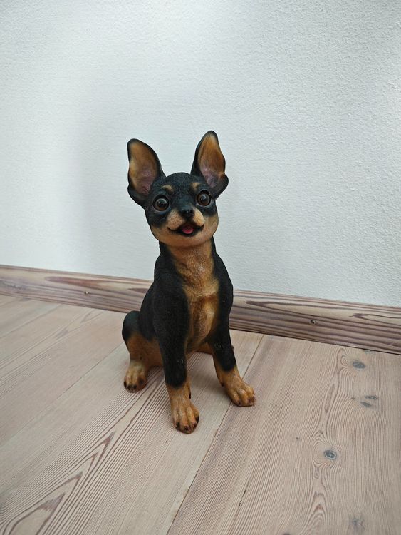 Chihuahua Gartenfigur Aus Kunstharz – Sitzend, 8x4x5,2 Cm, Lebensecht, Witterungsbeständig