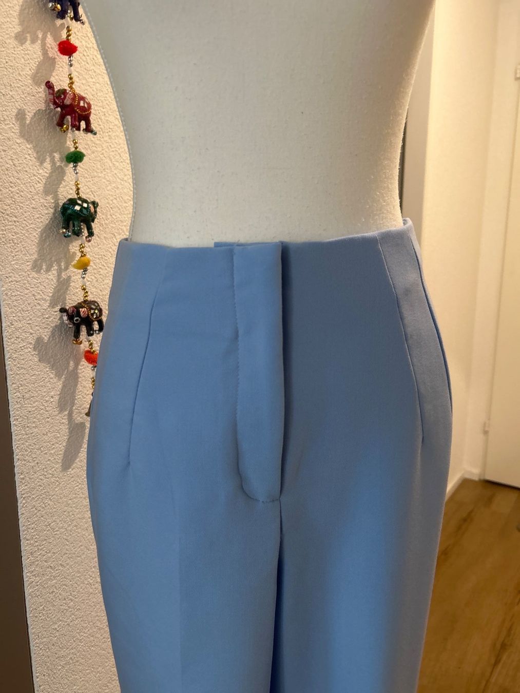 Pantalons: Stoffhose hellblau von Amisu Gr. 38 – D'occasion à Brunnen par Nala2929 4