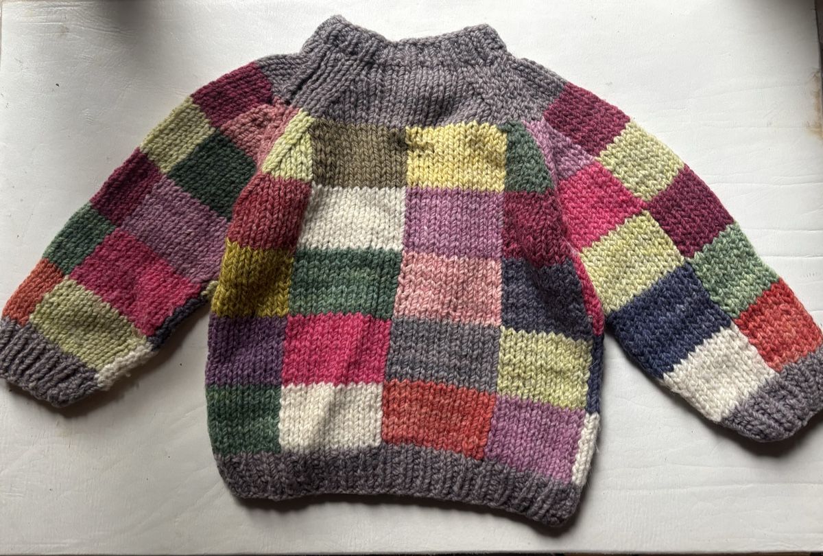 Maglioni & Felpe: Handgestrickter Kinderpullover aus pflanzengefärbter Wolle – Usato da Dietikon venduto da Tantantee 1