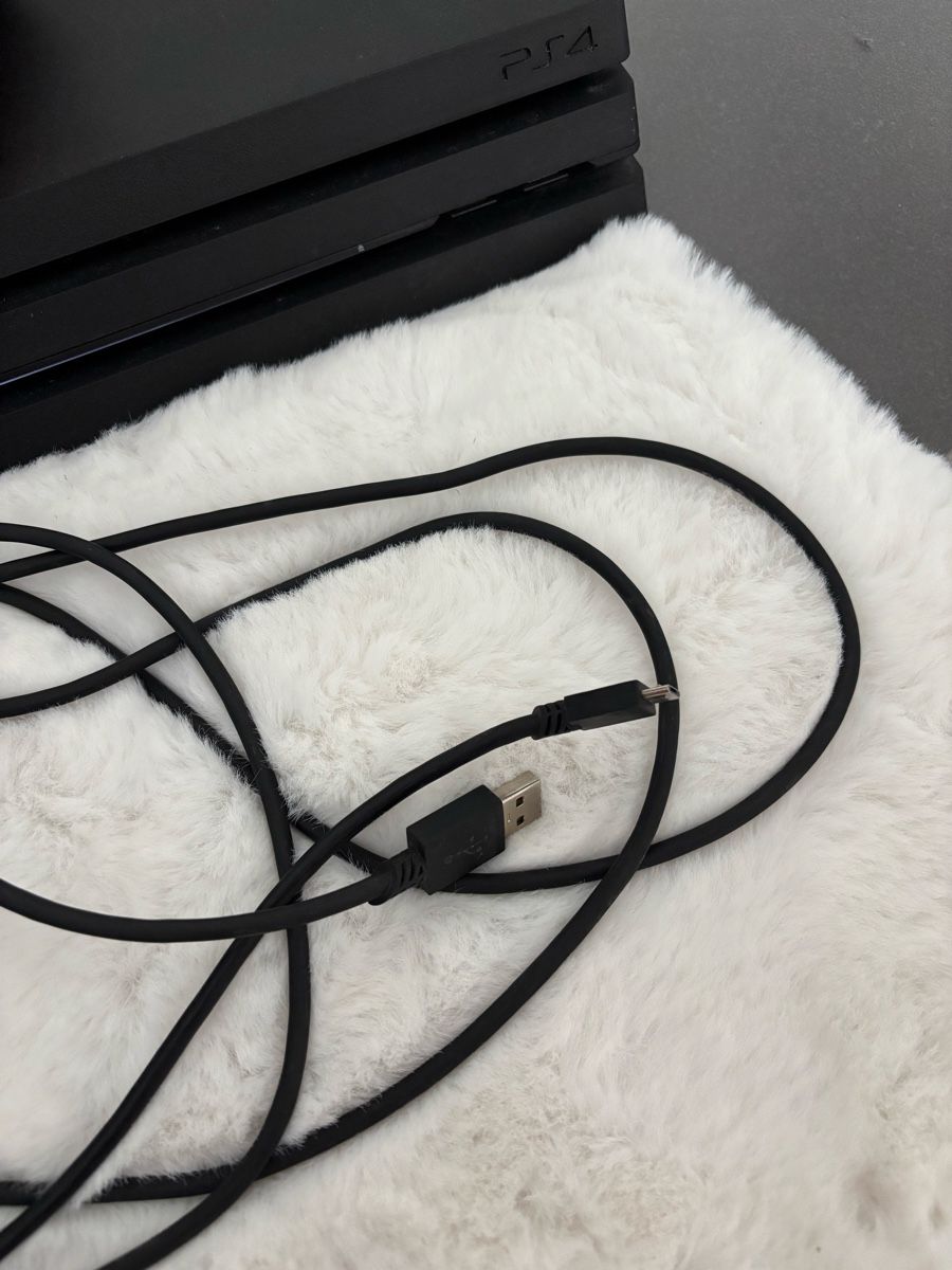 Sony Consoles: Playstation 4 mit zwei Controllern  – D'occasion à Alchenflüh par flower_xx 2