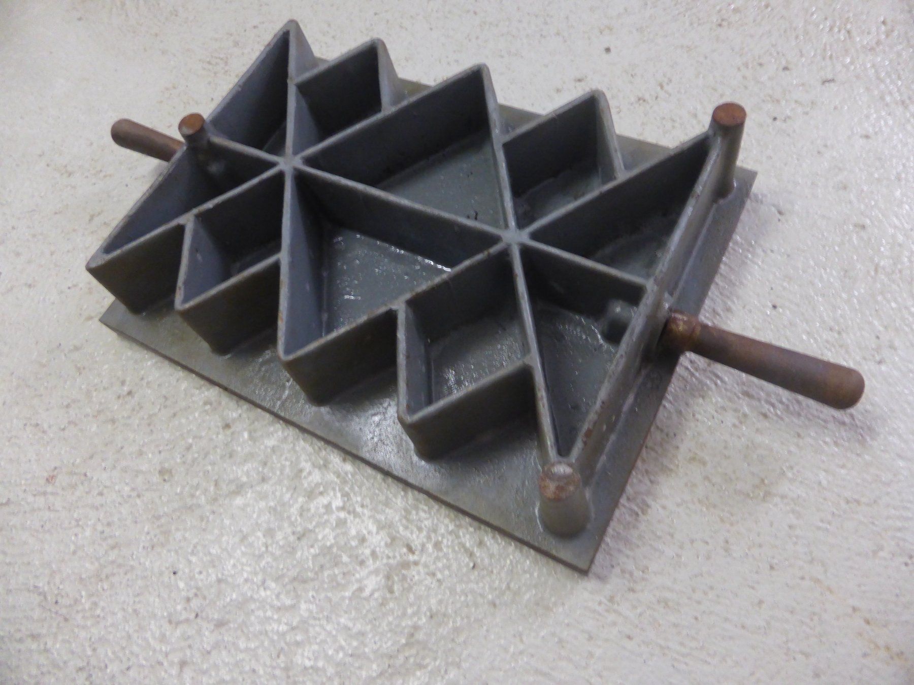 Altro per industria metallurgica: Maschinentisch mit Griffen, 30 kg – Usato da Triengen venduto da Nussbaum14 5