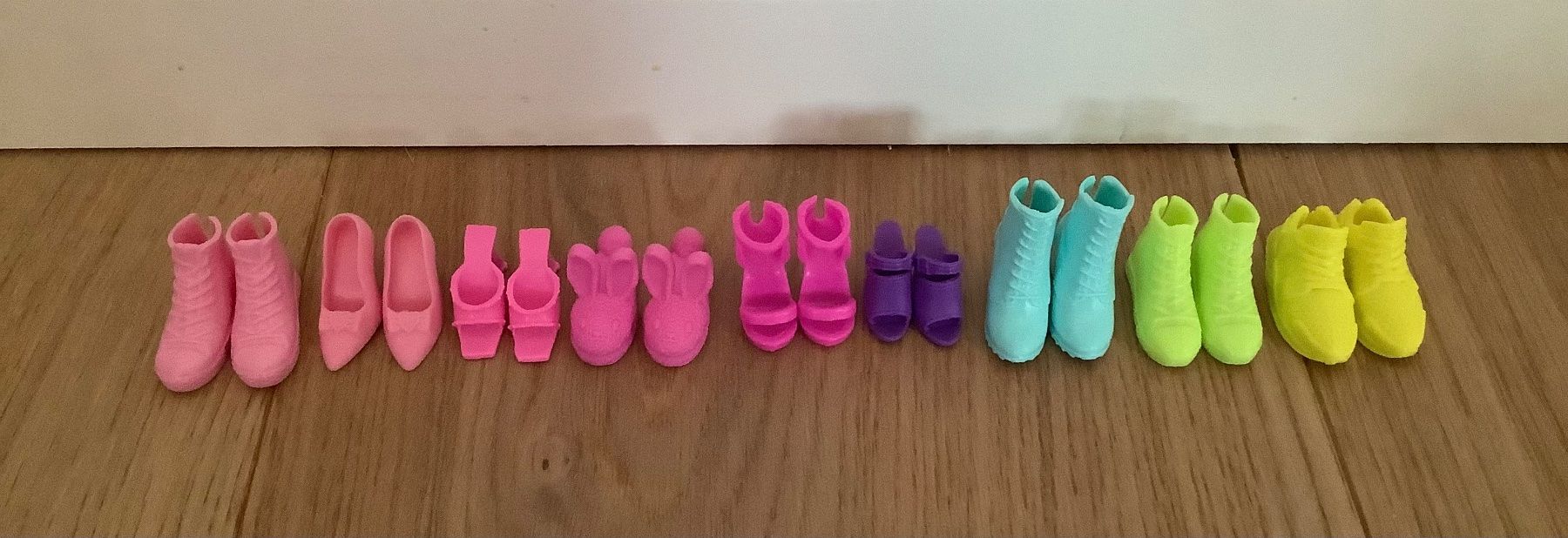 Giocattoli: 3 Barbies mit Kleidern und Zubehör – Usato da Hohentannen venduto da Grimblegromble 4