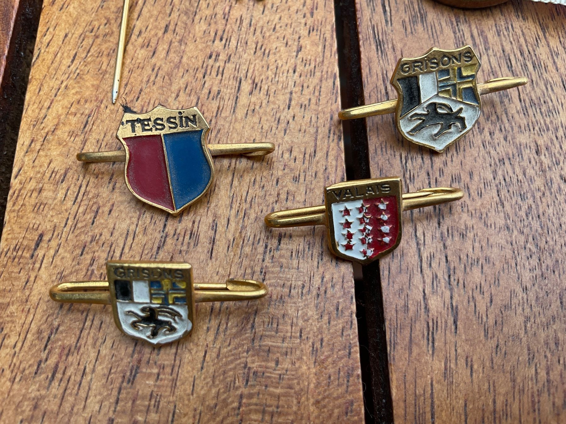 Swiss Placchette & Badge: 6 Anciens Pins Suisse – Usato da Savigny venduto da ron_q529 1
