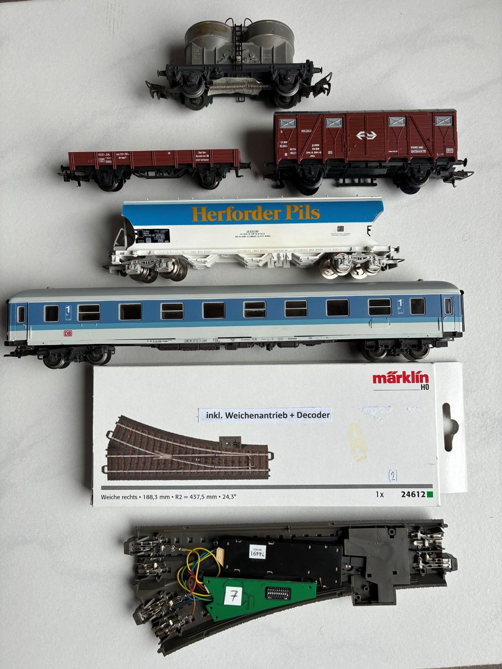 Märklin Trains électriques: Weiche Märklin rechts digitalisiert plus div. Wagen – D'occasion à Galgenen par retolino01