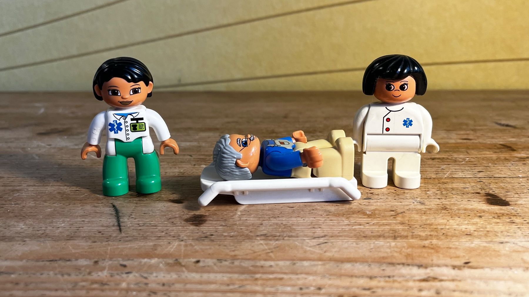 Lego Statuette: LEGO Duplo Notfall 2 Krankenschwestern mit Verletzem – Usato da Ennetbaden venduto da teo_yg9s 2