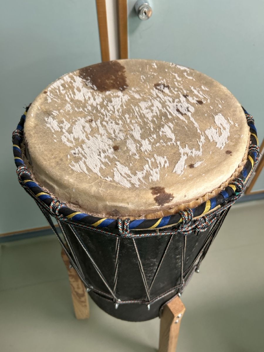 Instruments de musique: Afro Trommel mit Ständer Ethnisch Gebraucht – D'occasion à Zürich par Ricardo-Veteran 2