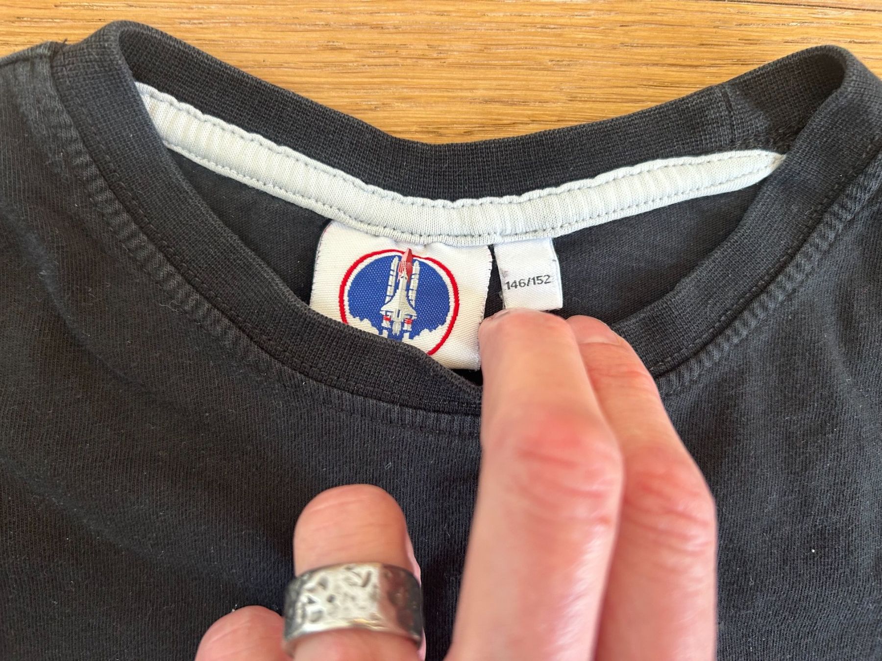 Hemden, T-Shirts & Polos: Kinder- Langarmshirt schwarz NASA 146/152 – Gebraucht aus Grub AR von DukeStatham 5