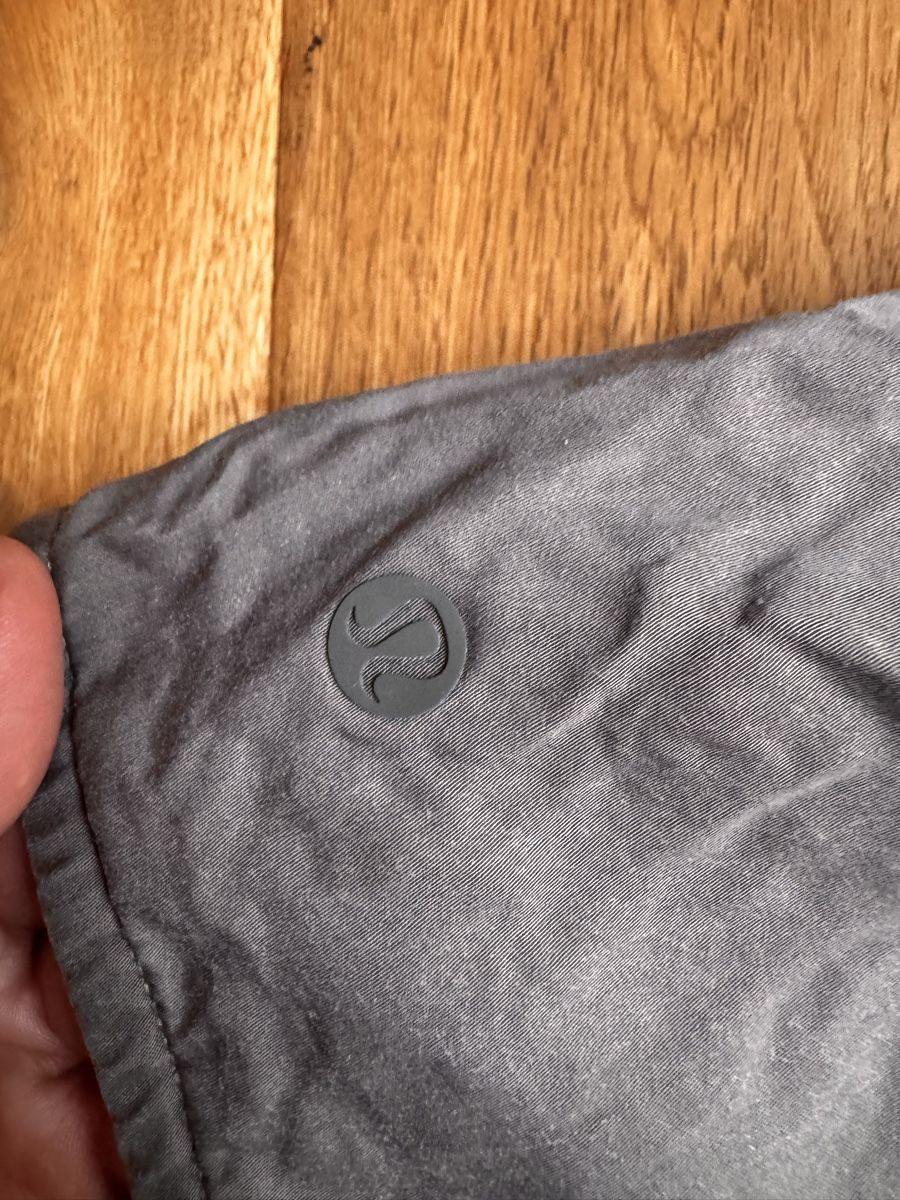 Lululemon Hosen: Lululemon leichte Shorts olive – Gebraucht aus Klosters von jewelsy 1