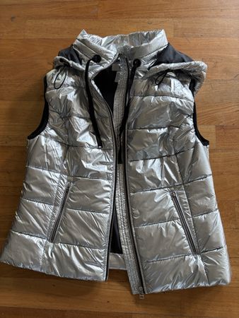 Weste Heine silber glänzend mit Kapuze Grösse 40
