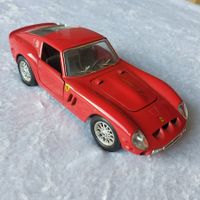 Roter Ferrari 250 GTO Modellauto mit schwarzer Nummer