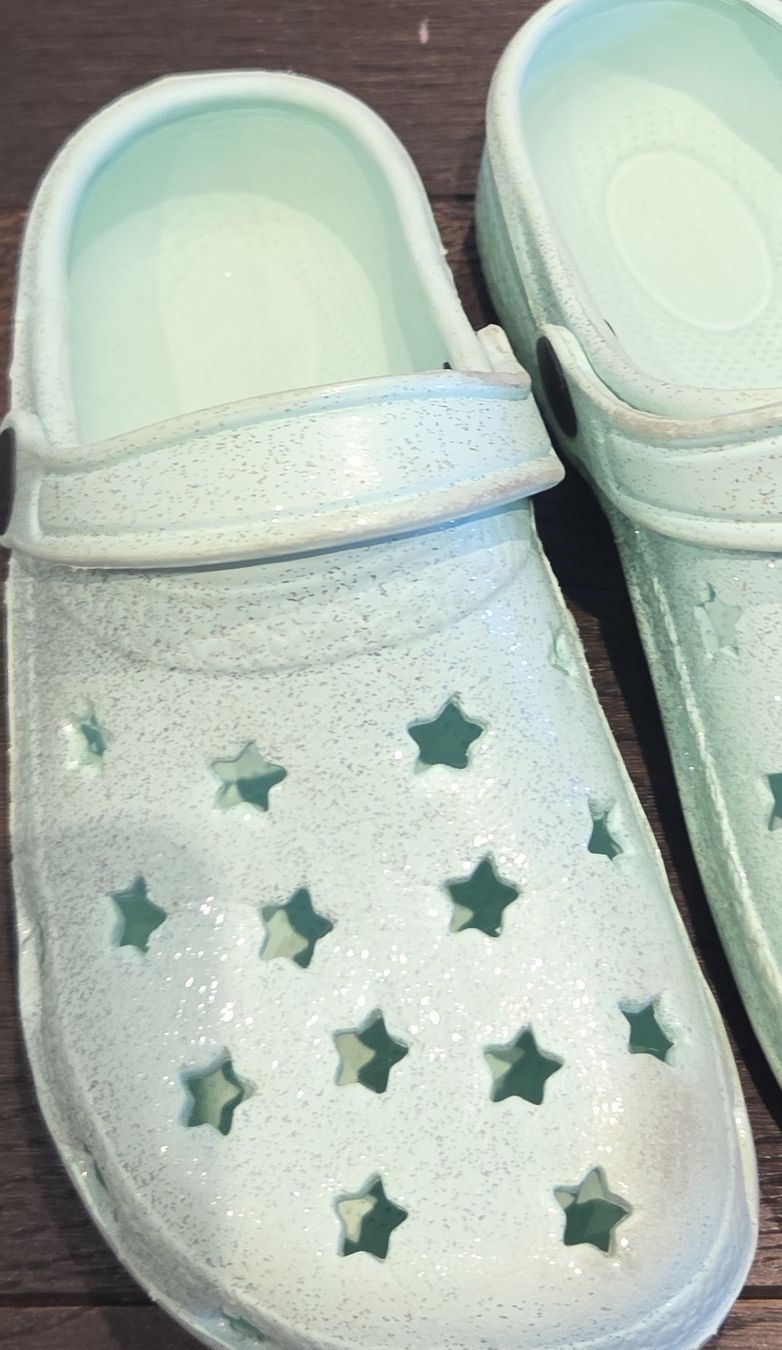 Schuhe für Mädchen: Clogs mintgrün mit Sternen Grösse 29 gebraucht – Gebraucht aus Glattpark(Opfikon) von mammut66