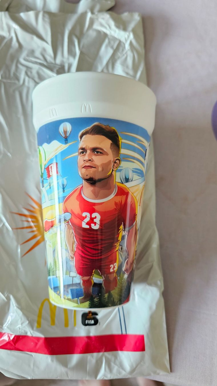 Recipients et similaires: WM26-Becher McDonald's Shaqiri – Neuf avec emballage d'origine à Zug par alt_9p2z