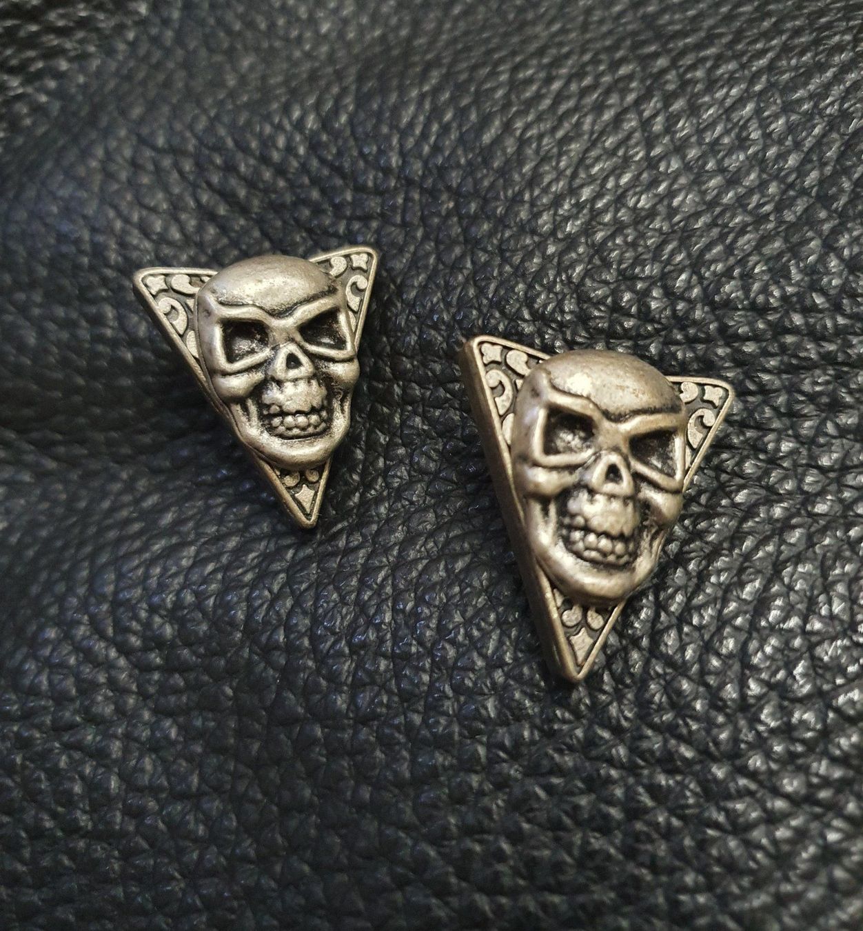 Ciondoli: Neu: "Hemd"-Kragen - Spitzen mit Skull – Nuovo (secondo la descrizione) da Muri AG venduto da Edlerweiss-Schwarz 2