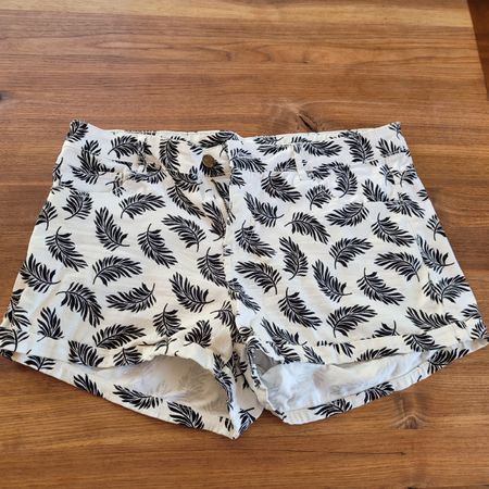 Sommer-Shorts mit Blätterprint, Grösse 38, Top Zustand!