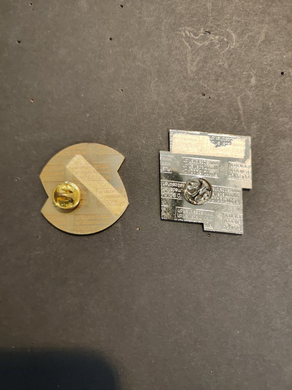Placchette & Badge: 2 Pins - Mädchenriegetag ZH – Usato da Dürnten venduto da 999999 1