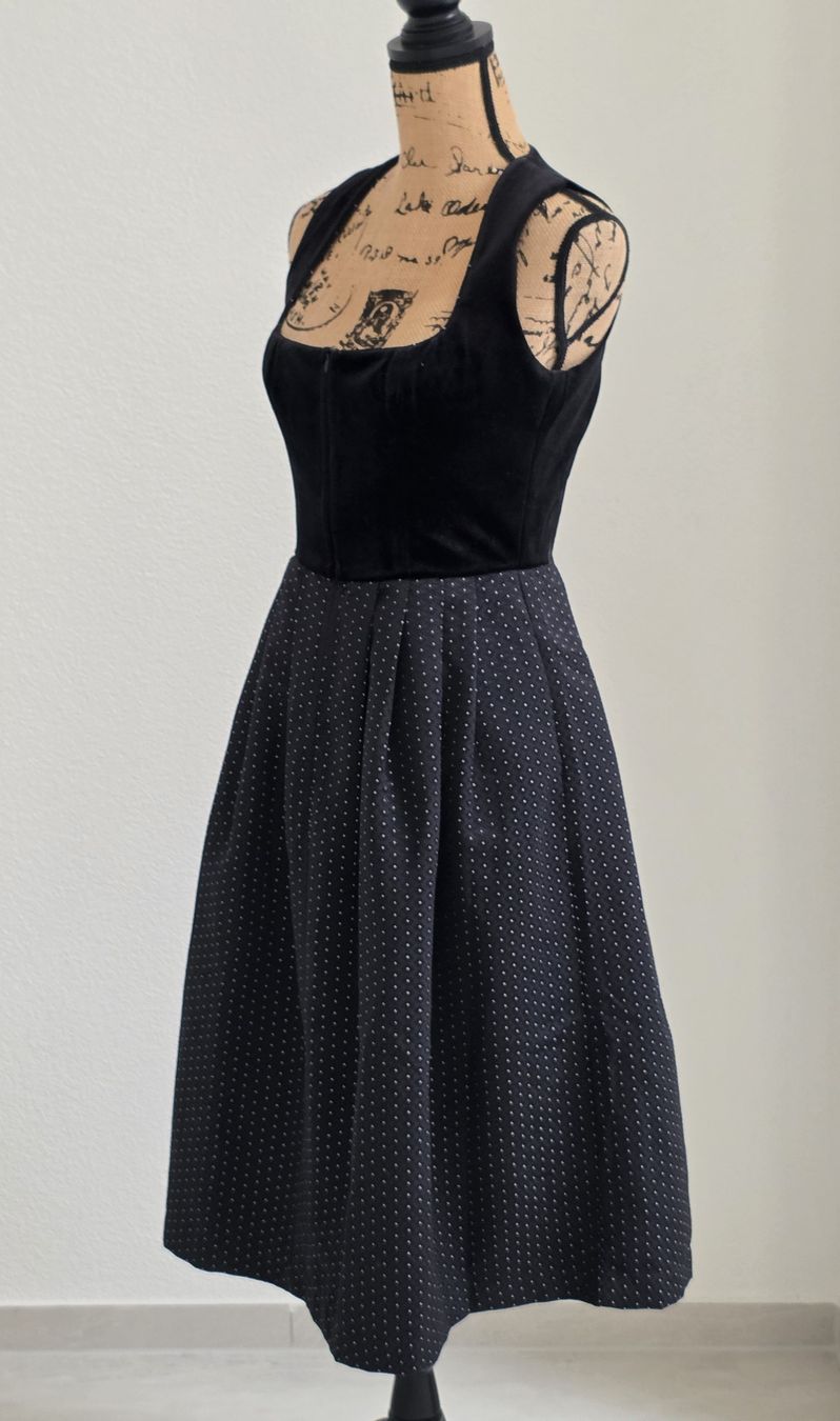 Vestiti: Schwarzes Dirndl Grösse 36 Neu – Nuovo (secondo la descrizione) da Rheinsulz venduto da Gilea 2