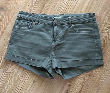 Kurze Hose in khaki, top Zustand, Gr. 40