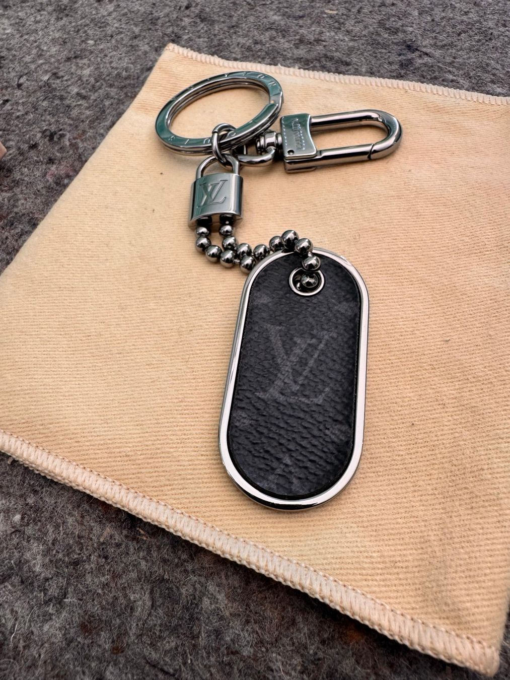 Louis Vuitton Portachiavi: Louis Vuitton Monogram Eclipse ID Tab Schlüsselanhänger OVP – Nuovo (secondo la descrizione) da Zürich venduto da pj_pry_to 6