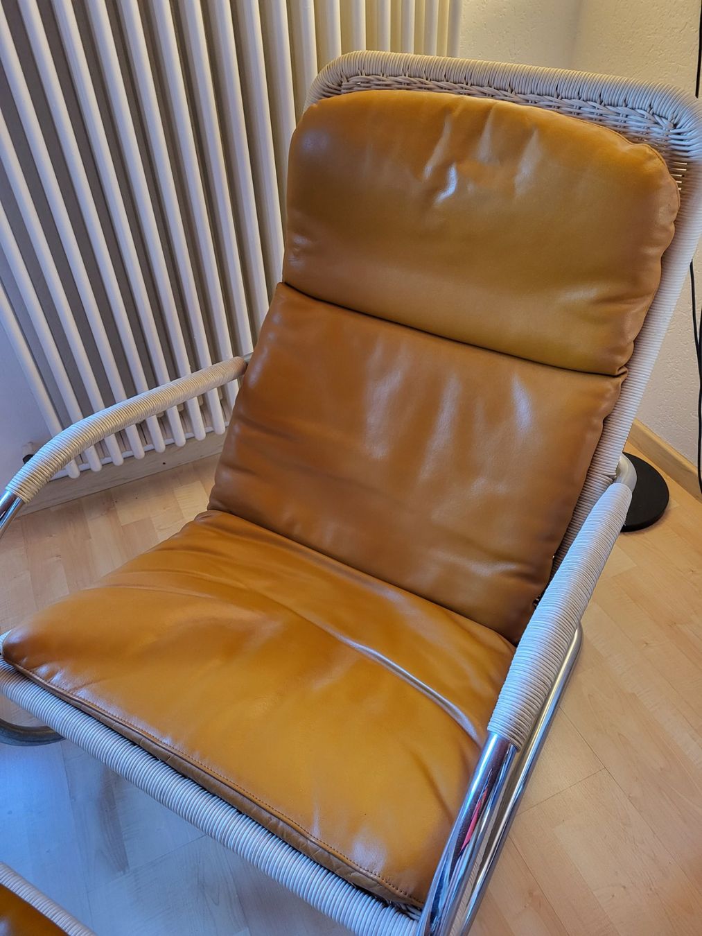 Poltrone: Fauteuil D35 design Anton Lorenz et ottoman 1980er. – Usato da Vevey venduto da oldiz 2