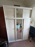 Grosser Kleiderschrank mit Spiegel  GRATIS