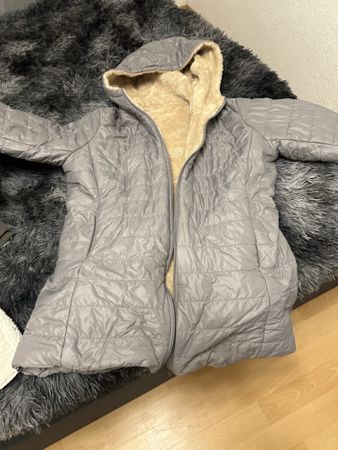 Graue, warme Winterjacke mit Kapuze, Grösse S neuwertig!