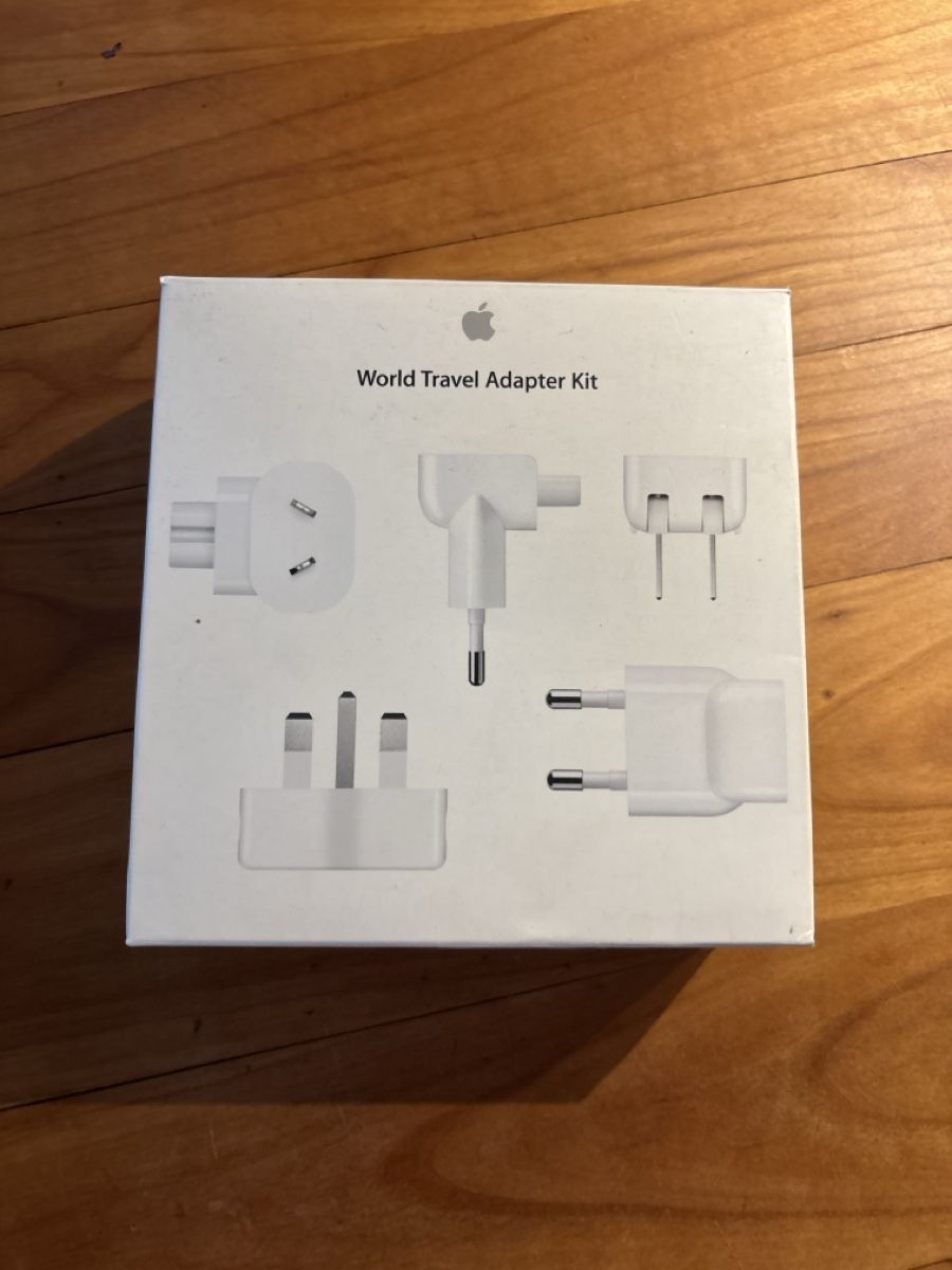 Apple Lecteurs & Adaptateurs: Apple World Travel Adapter Kit – Neuf avec emballage d'origine à Richterswil par MelBaumann
