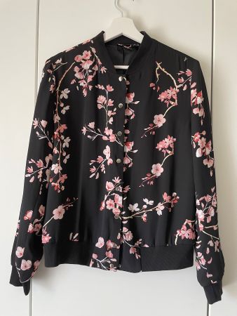 Bomberjacke Blumenmuster Schwarz Grösse 38 guter Zustand