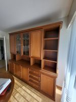 Wohnzimmerschrank Vitrine Tisch und Stühle