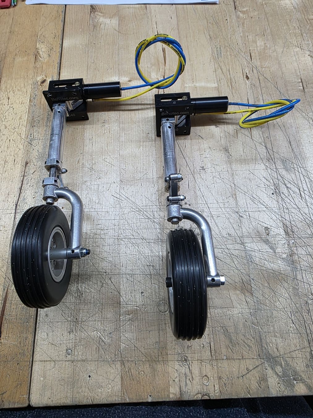 Modellismo RC: Behotec C40 Pneumatisches Einziehfahrwerk – Usato da Rüti ZH venduto da Madeira14
