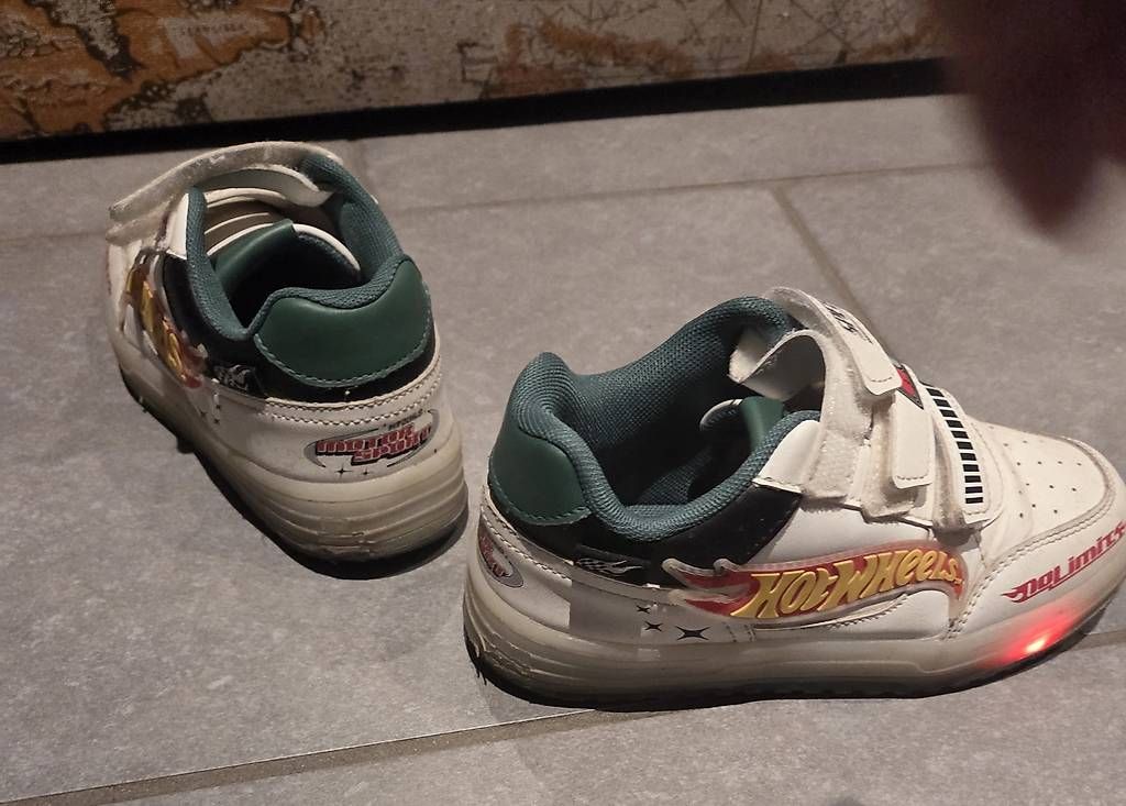 Scarpe per ragazzi: Neuwertige Kinder Sneaker Gr. 30 – Usato da Scherz venduto da milly.m 1