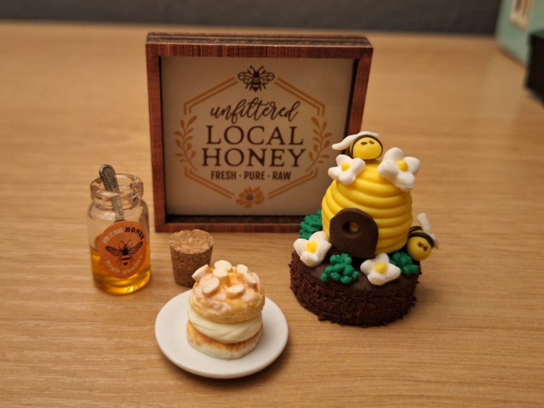 Case e mobili per bambole: Handmade Honig Torte Set, Bienenstich Törtchen – Nuovo (secondo la descrizione) da Zürich venduto da HandmadeTinyFood 2