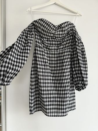 Kleid mit Angesetzten Ärmel.