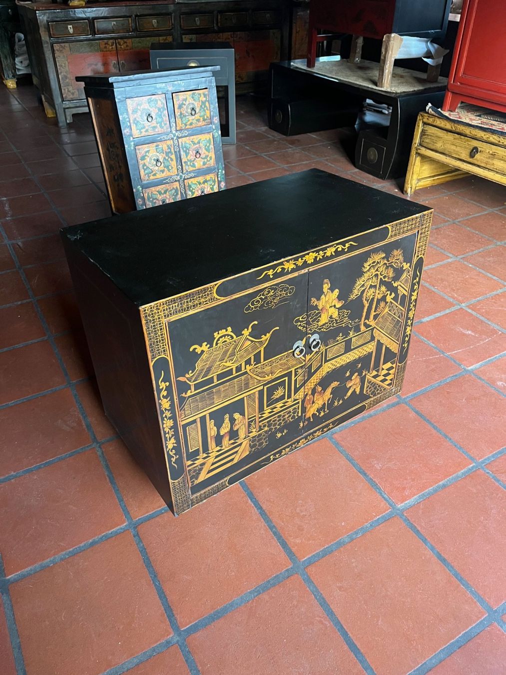Cassettiere: Schwarze Kommode mit Goldmalerei – Nuovo (secondo la descrizione) da Cham venduto da mjg1901 1