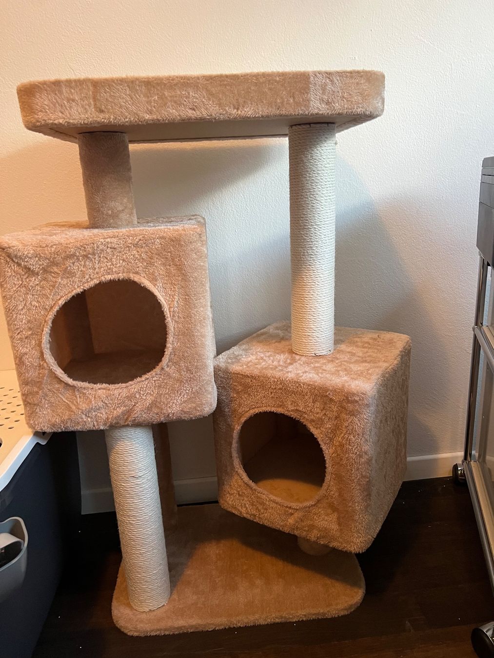 Tiragraffi: Katzenbaum (neu) in Beige – Nuovo (secondo la descrizione) da Reichenburg venduto da ValeR07 2