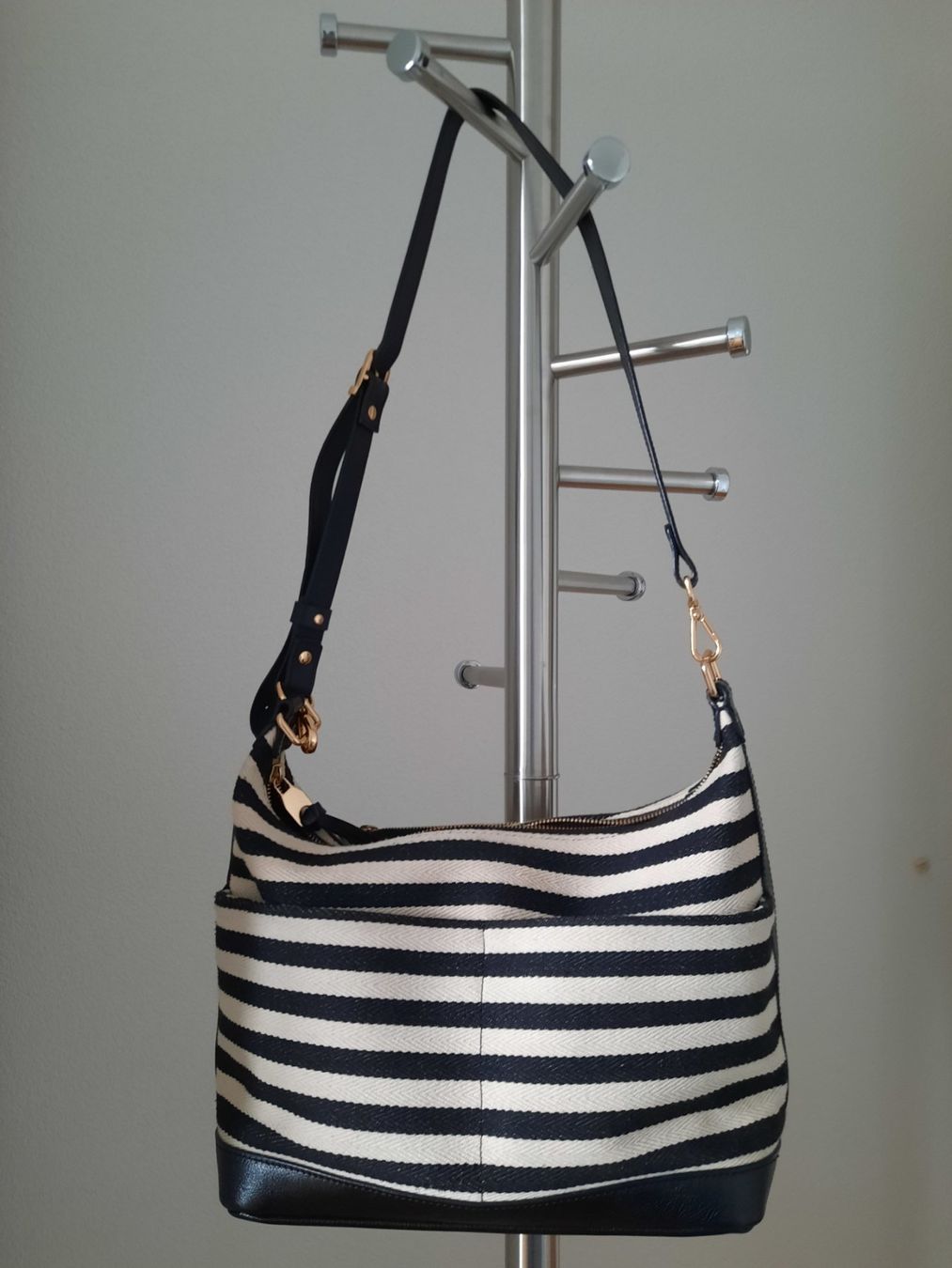 Borse da donna: Schwarz-Beige gestreifte Leder-/Textiltasche – Usato da Zug venduto da Alpenrose353 1