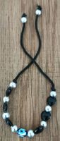 Hübsches Nazar-Armband mit schwarzen und silbernen Perlen