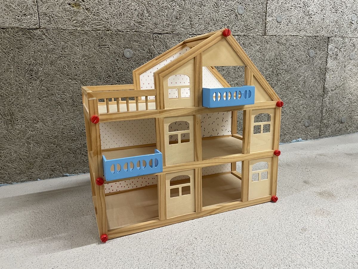 Puppenhäuser & -möbel: Puppenhaus aus Holz – Gebraucht aus Basel von val_g8th