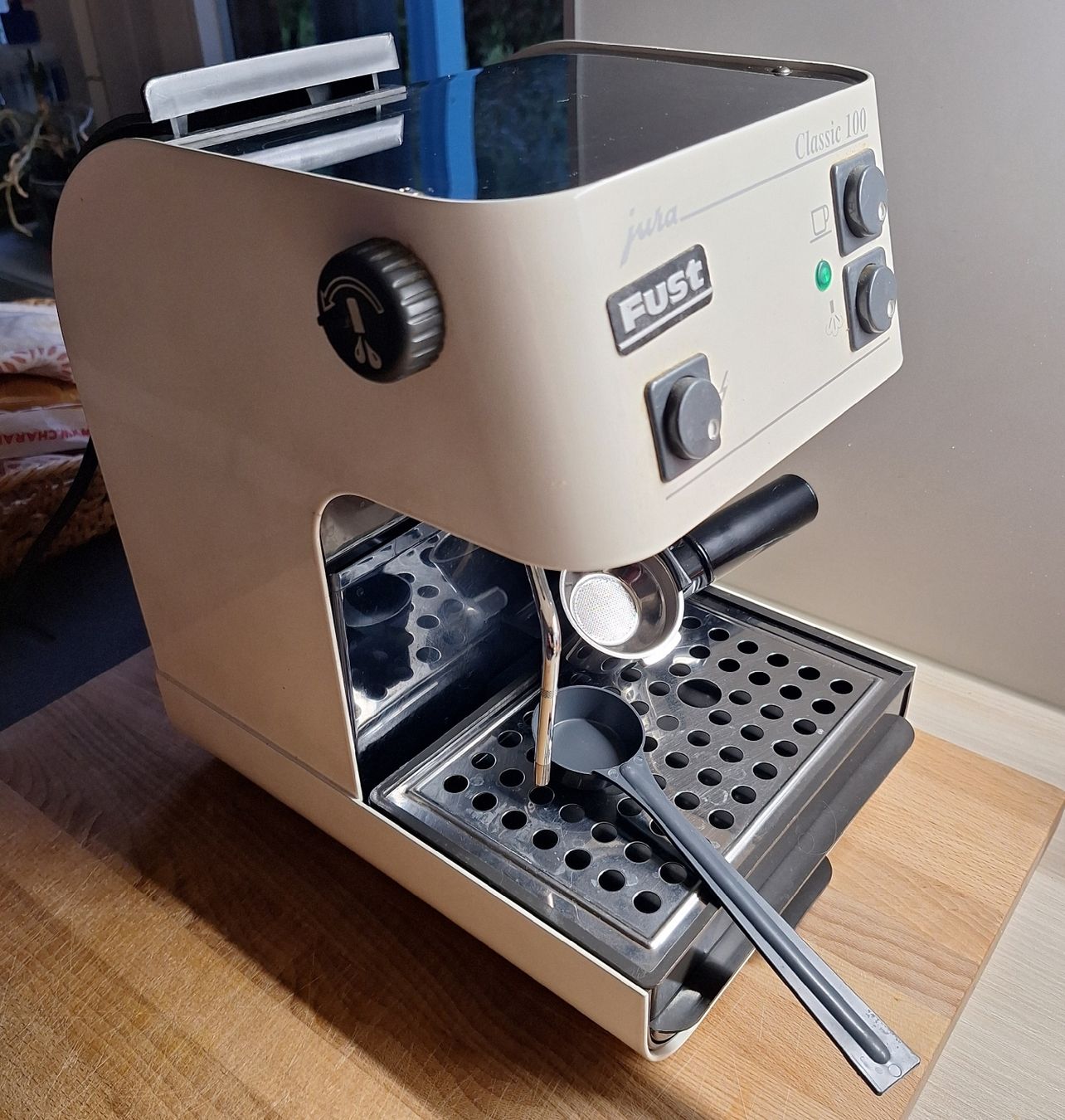 Jura Kaffeemaschinen & Espressomaschinen: Machine à café Jura Classic 100 – Gebraucht aus Court von triangle02