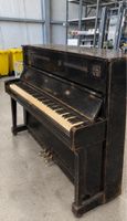 Klavier Yamaha schwarz mit Gebrauchsspuren gebraucht