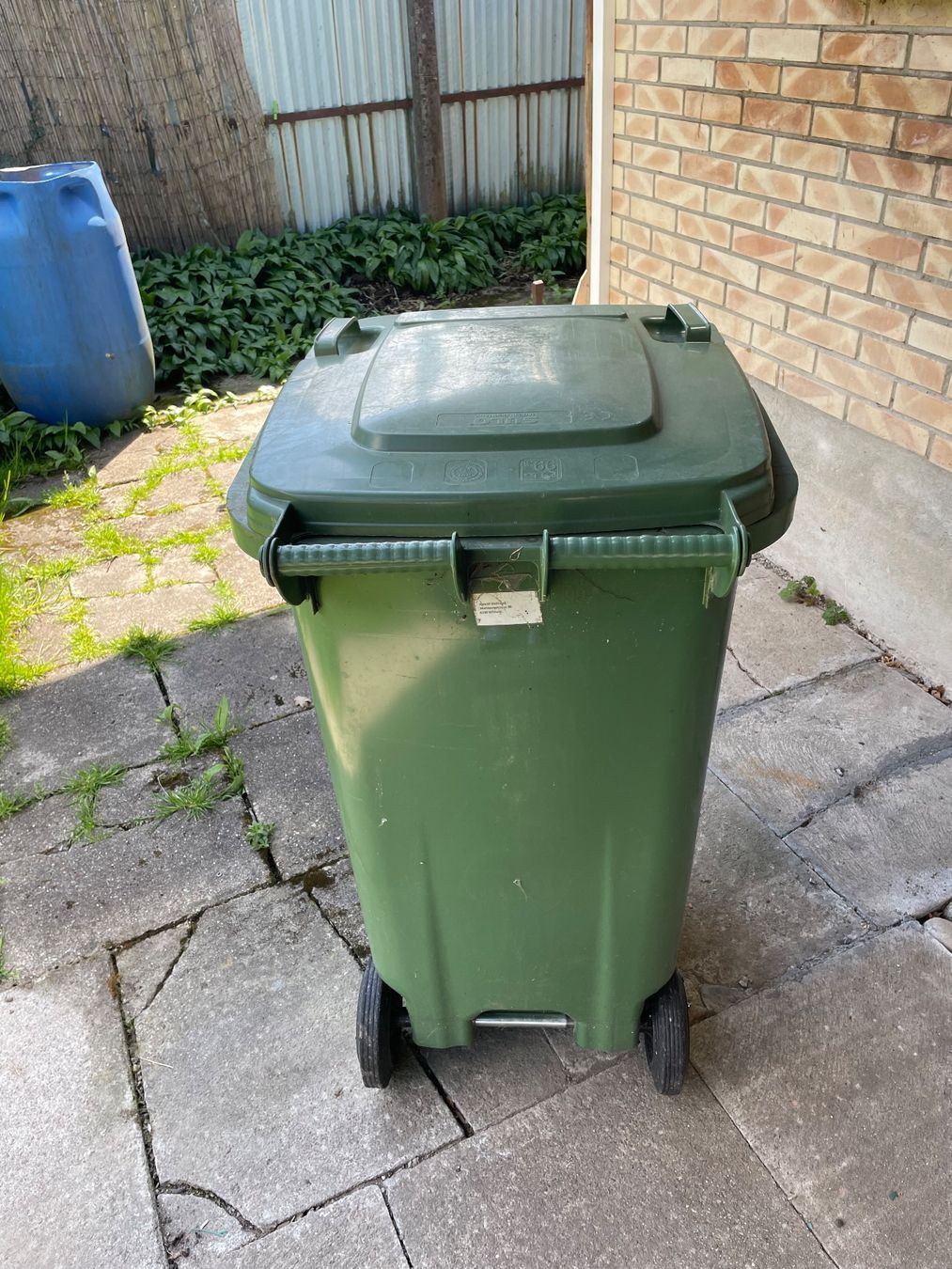 Abfalleimer: Grosse, grüne Abfalltonne zu verkaufen. – Gebraucht aus Nottwil von BirgitKurmann 2