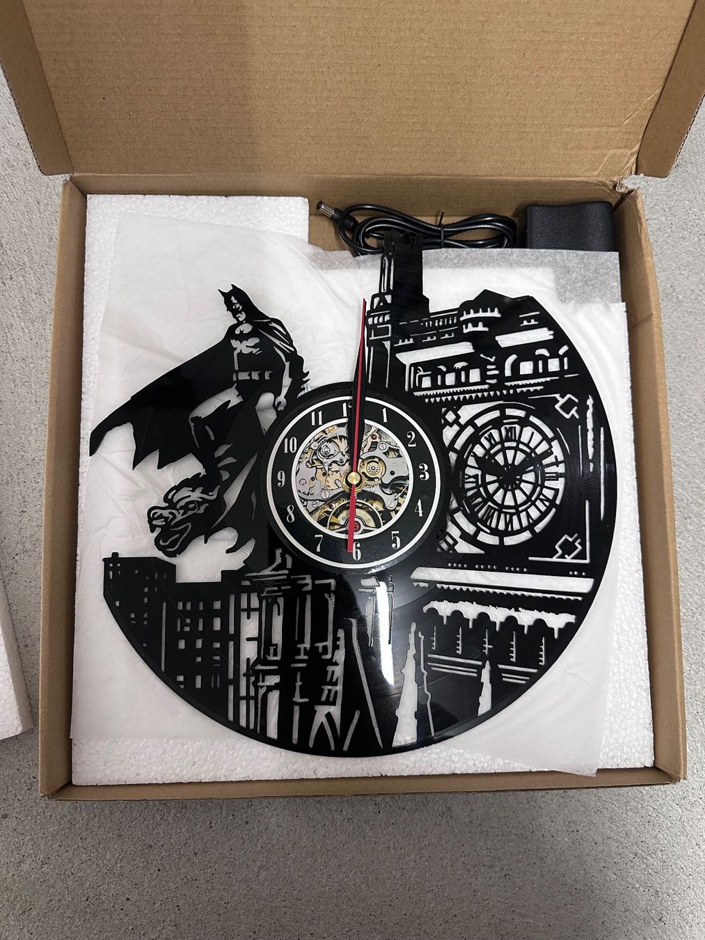 Pendules & Horloges murales: Batman RGB Wanduhr – Neuf avec emballage d'origine à Gossau (ZH) par DSCapeta
