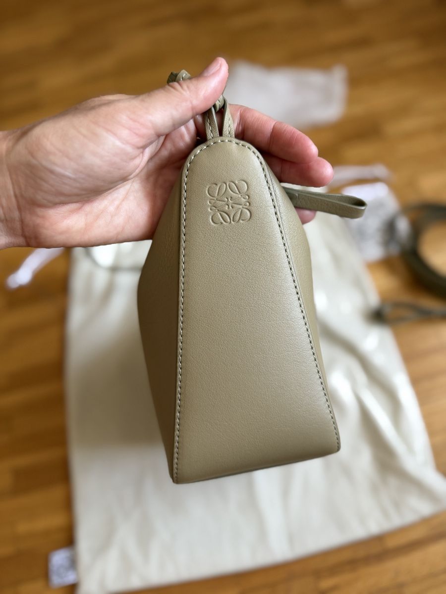 Loewe Sacs femmes: Loewe Mini Hammock hobo bag – Neuf (Voir description) à Nyon par dasha107 2