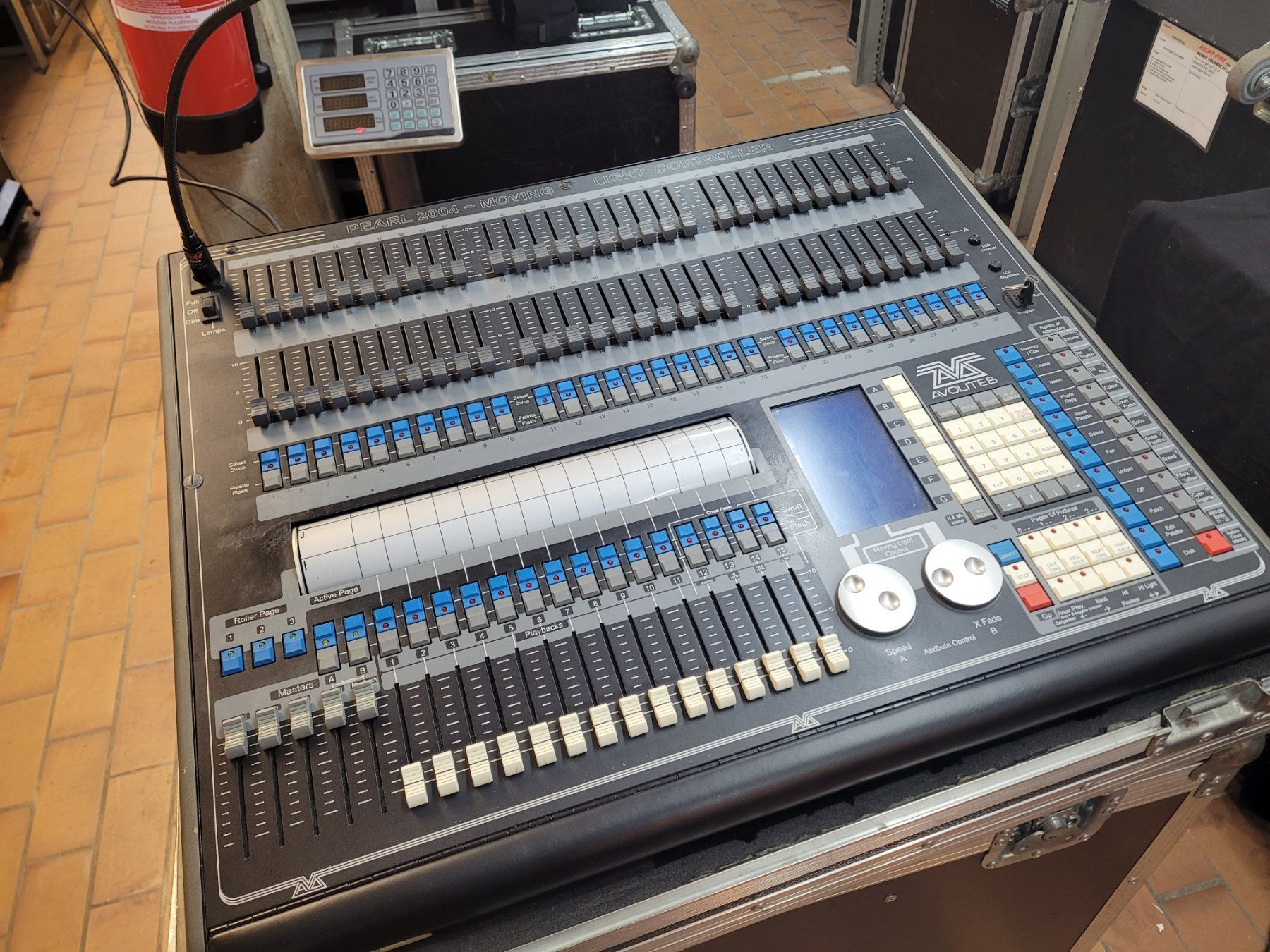 Mischpulte: Avolites Pearl 2004 Licht Mischpult inklusive Case – Gebraucht aus Vitznau von Night-Fire 2