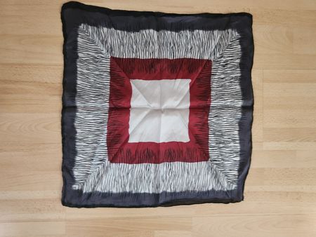 Foulard en soie carré motif géométrique 