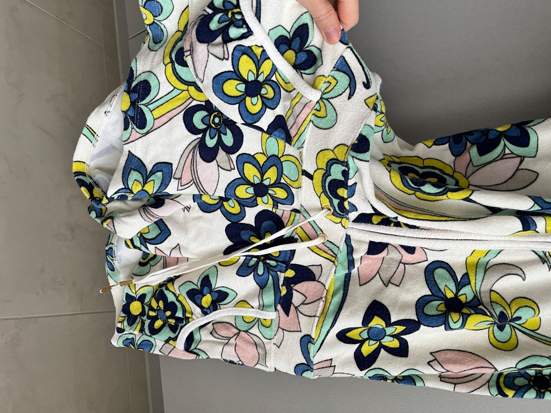 Juicy Couture Completi & Tailleur: Juicy Couture Einteiliger Freizeitanzug mit Shorts – Usato da Bonstetten venduto da kosamui303 2